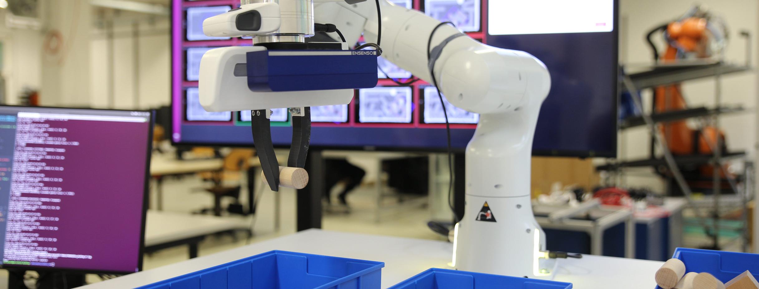 Roboter lernt selbständig durch Ausprobieren - Beispiel für maschinelles Lernen (Quelle: Lars Berscheid, KIT)