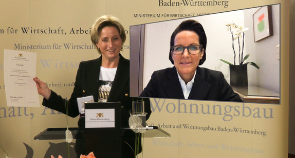 Ministerin Dr. Nicole Hoffmeister-Kraut verleiht die Wirtschaftsmedaille des Landes Baden-Württemberg.