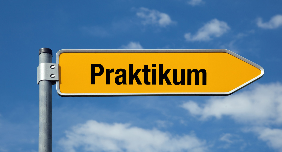 Schild mit der Aufschrift Praktikum (Quelle: © Daniel Ernst, Fotolia)