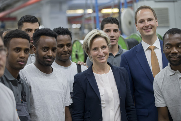 Auch beim Kabelhersteller Lapp in Stuttgart machte Wirtschaftsministerin Dr. Hoffmeister-Kraut Station, um sich über die Ausbildung von Flüchtlingen zu informieren.  "Ich möchte diese Integrationserfolge sichtbar zu machen und damit andere zu motivieren, jungen Flüchtlingen ebenfalls eine berufliche Perspektive zu ermöglichen“, sagte Hoffmeister-Kraut bei ihrem Besuch.