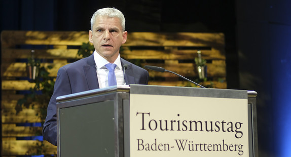 Staatssekrtär Dr. Patrick Rapp bei der Eröffnung des Tourismustages 2023 auf der CMT