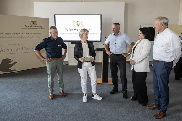 Ministerin übergibt Förderbescheide an sechs Projektträger für Weiterbildung.