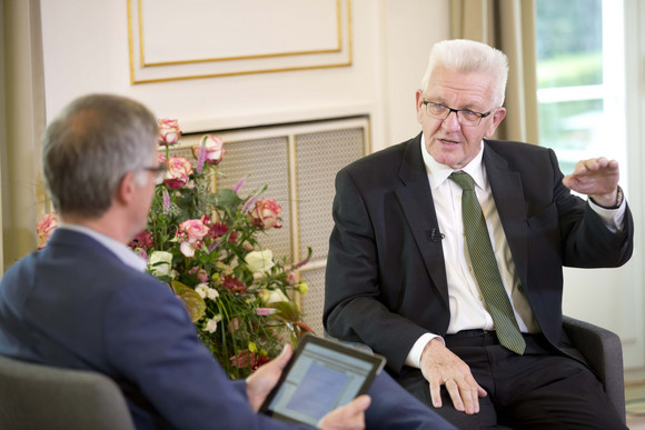 Dialog Online-Bürgersprechstunde mit dem Ministerpräsidenten Ministerpräsident Winfried Kretschmann (r.) und Regierungssprecher Rudi Hoogvliet (l.)