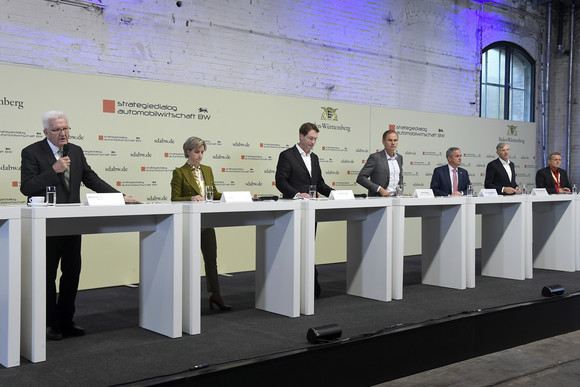 Top-Level-Meeting Fünfte Jahresveranstaltung des Strategiedialogs Automobilwirtschaft von links nach rechts: Pressekonferenz mit Ministerpräsident Winfried Kretschmann, Dr. Nicole Hoffmeister-Kraut, Ministerin für Wirtschaft, Arbeit und Tourismus, Ola Källenius, Vorstandsvorsitzender der Daimler AG und der Mercedes-Benz AG, Oliver Blume, Vorstandsvorsitzender der Dr. Ing h.c. F. Porsche AG, Dr. Frank Mastiaux, Vorstandsvorsitzender der EnBW Energie Baden-Württemberg AG, Wolf-Henning Scheider, Vorstandsvorsitzender der ZF Friedrichshafen AG, und Roman Zitzelsberger, Bezirksleiter der IG Metall Baden-Württemberg