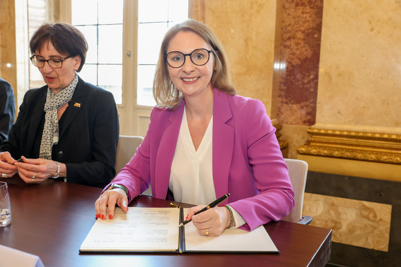 Ausbildung Neues Ausbildungsbündnis 2023-2027 unterzeichnet Sandra Boser, Staatssekretärin im Ministerium für Kultus, Jugend und Sport, bei der Unterzeichnung des Bündnisses