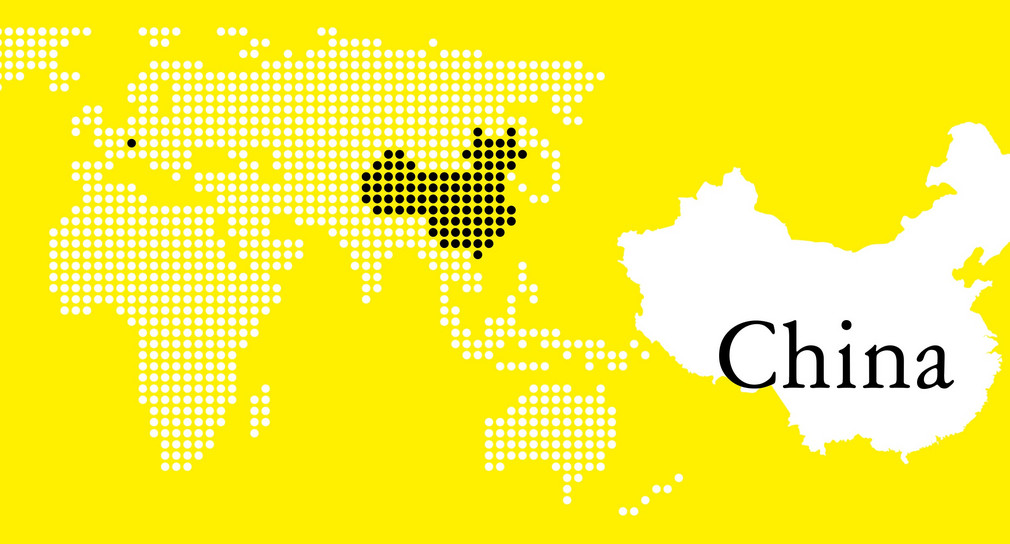 Weltkarte auf gelbem Hintergrund - China ist hervorgehoben