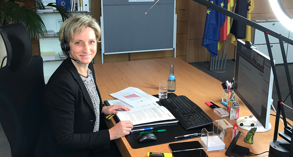 Wirtschaftsministerin Nicole Hoffmeister-Kraut beim virtuellen Spitzengespräch der Initiative Wirtschaft 4.0