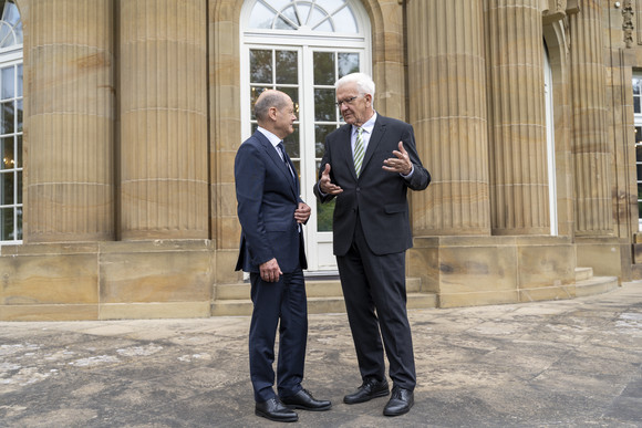 Bund-Länder-Beziehungen Bundeskanzler Olaf Scholz zu Besuch in Stuttgart Ministerpräsident Winfried Kretschmann (r.) und Bundeskanzler Olaf Scholz (l.) stehen auf der Terrasse der Villa Reitzenstein, dem Amtssitz des Ministerpräsidenten von Baden-Württemberg in Stuttgart.