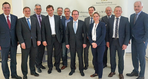Wirtschafts- und Arbeitsministerin Dr. Nicole Hoffmeister-Kraut hat sich am 3. April 2017 mit Personalvorständen und Geschäftsführern von Fahrzeugherstellern und Zulieferern aus Baden-Württemberg sowie Vertretern der IG Metall, Südwestmetall, des Verbands Deutscher Maschinen- und Anlagenbauer (VDMA), der Wirtschaftsregion Stuttgart (WRS) und der Landesagentur „e-mobil BW“ GmbH zu einem Branchentreffen zum Transformationsprozess der Automobilindustrie getroffen.