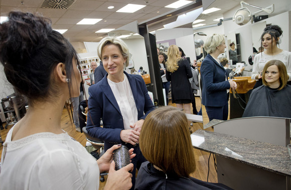 Zu Besuch bei einem der Friseursalons der Firma Liwell in Pforzheim: Wirtschaftsministerin Dr. Hoffmeister-Kraut informiert sich vor Ort wie Integration gelingen kann.  „Die Südwestwirtschaft benötigt dringend Fachkräfte. Die Ausgangslage für die Integration von Flüchtlingen in Ausbildung könnte daher kaum besser sein," sagte die Ministerin. 