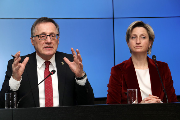 Pressekonferenz Landesregierung startet „Popup Labor BW“ Wirtschaftsministerin Nicole Hoffmeister-Kraut (r.) und der Technologiebeauftragte der Landesregierung, Professor Dr. Wilhelm Bauer (l.)