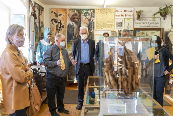 Sommertour Rückblick auf die Sommertour Ministerpräsident Winfried Kretschmann hat im Rahmen seiner Sommertour das Bienenkundemuseum in Münstertal besucht. Dort wurde er vom Vereinsvorsitzenden durch das Museum geführt.