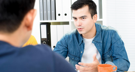 Zwei Männer in einem Meeting