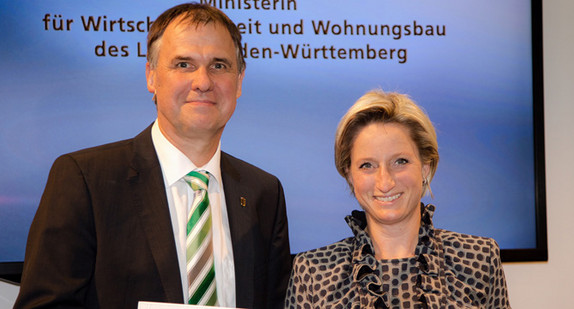 Ministerin Dr. Nicole Hoffmeister-Kraut überreichte einen Förderbescheid in Höhe von 1 Million Euro für die Modernisierung des Institutsreinraums, der vor 30 Jahren in Betrieb genommen wurde. (Foto: IMS CHIPS)