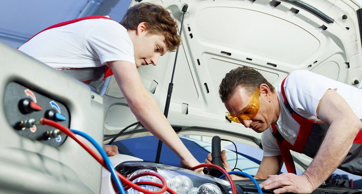 Zwei Kfz-Mechaniker bei der Arbeit (Quelle: © Karin und Uwe Annas, Fotolia)