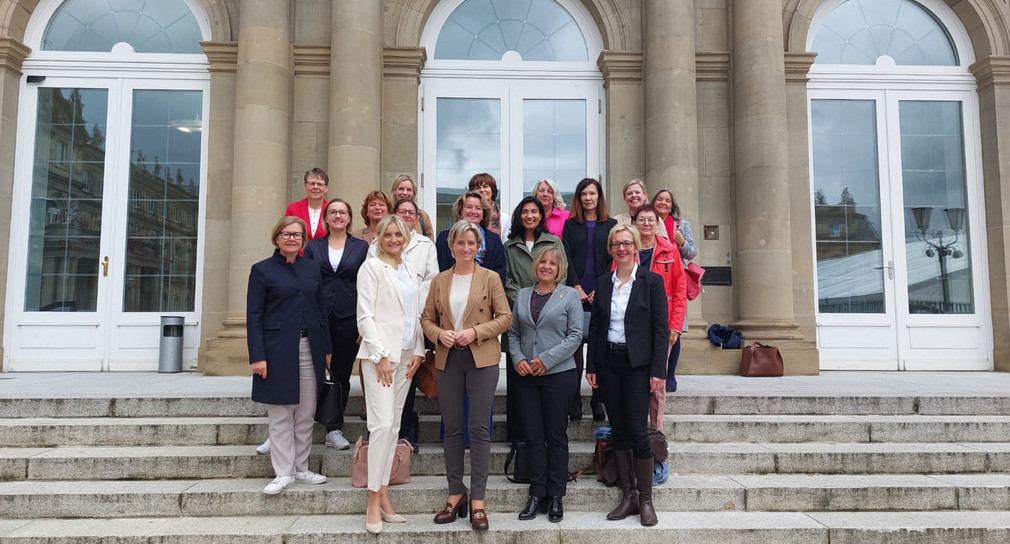 Gruppenbild der Spitzenfrauen BW vor dem Neuen Schloss