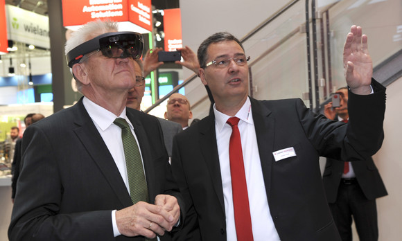 Wirtschaft Kretschmann besucht Hannover Messe Ministerpräsident Winfried Kretschmann (l.) besucht den Stand der Leuze electric GmbH & Co. KG aus Owen