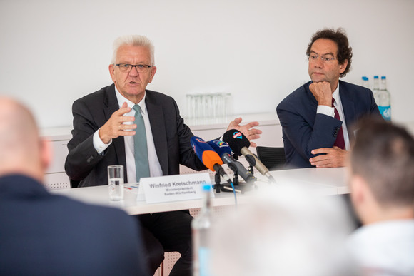 Gesundheit Forum Gesundheitsstandort Baden-Württemberg Ministerpräsident Winfried Kretschmann (l.) und Prof. Dr. med. Götz Martin Richter (r.), Ärztlicher Direktor am Klinikum Stuttgart, bei der Pressekonferenz