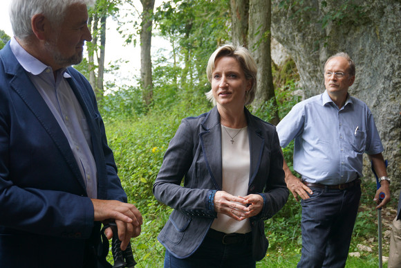 Denkmalpflege Ministerin besucht UNESCO-Welterbestätte Besuch Hohlenstein-Stadel im Lonetal im Rahmen des Besuchs der Höhlen und Eiszeitkunst auf der Schwäbischen Alb am 8. August 2017