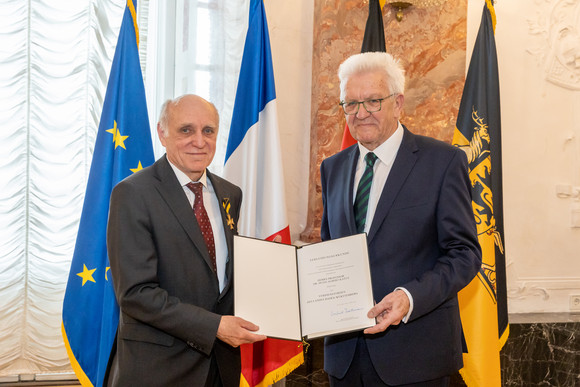 Auszeichnung Verdienstorden des Landes an 23 verdiente Persönlichkeiten Ministerpräsident Winfried Kretschmann (rechts) und Prof. Dr. med. Hugo Katus (links)