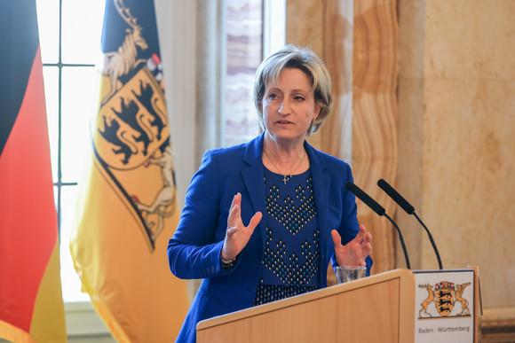 Ausbildung Neues Ausbildungsbündnis 2023-2027 unterzeichnet Dr. Nicole Hoffmeister-Kraut, Ministerin für Wirtschaft, Arbeit und Tourismus, bei ihrer Ansprache