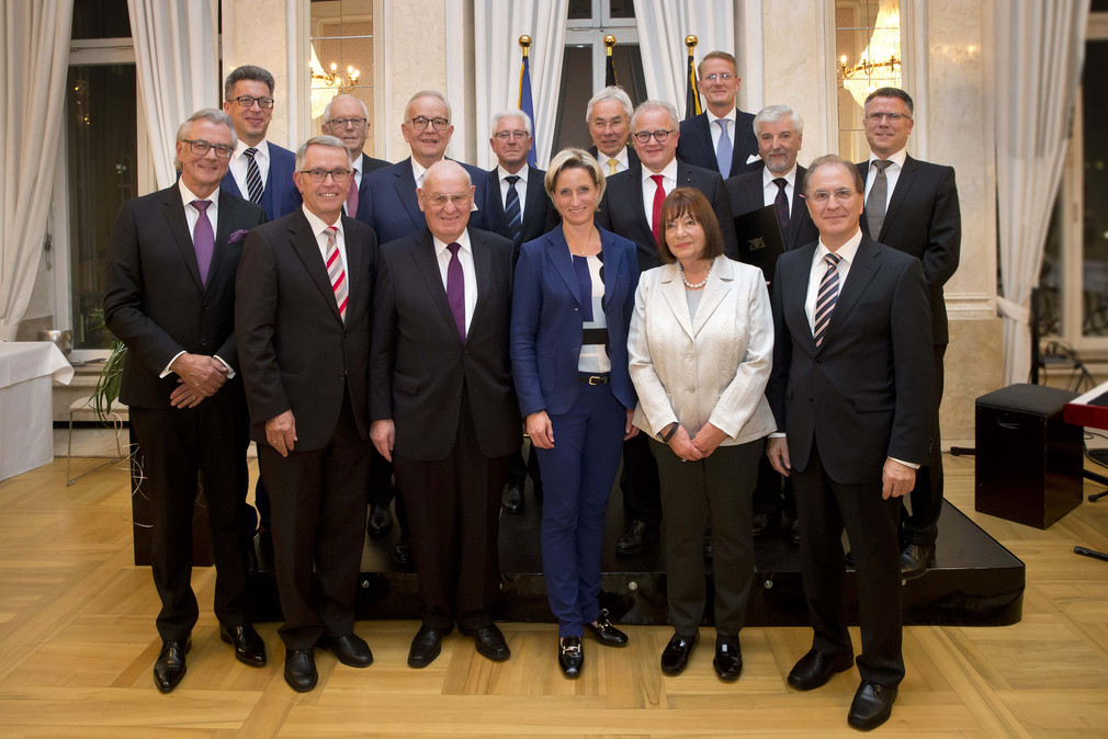 Gruppenfoto: Verleihung der Wirtschaftsmedaille am 10. November 2016 im Neuen Schloss in Stuttgart