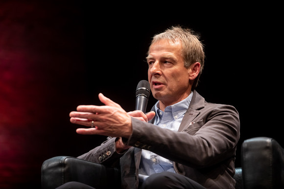 Podiumsgespräch Kehrwoche in Kalifornien – Kretschmann trifft Klinsmann Jürgen Klinsmann (Bild: Staatsministerium Baden-Württemberg)