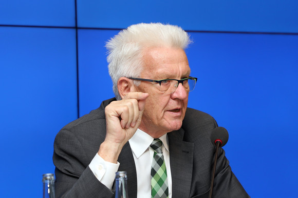 Pressekonferenz Ein Jahr Forum Gesundheitsstandort Baden-Württemberg Ministerpräsident Winfried Kretschmann bei der Regierungspressekonferenz (Bild: Staatsministerium Baden-Württemberg)