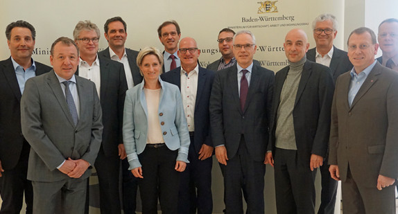 Wirtschafts- und Wohnungsbauministerin Dr. Nicole Hoffmeister-Kraut traf sich mit Vertretern der Architektenkammer sowie der Ingenieurkammer Baden-Württemberg, der Landesvereinigung Bauwirtschaft Baden-Württemberg, des Baden-Württembergischen Handwerkstags e.V., der Industriegewerkschaft Bauen-Agrar-Umwelt, des BIM-Clusters Stuttgart sowie Vertretern aus Baupraxis und Wissenschaft um die Chancen der Digitalisierung für die Bauwirtschaft zu diskutieren.