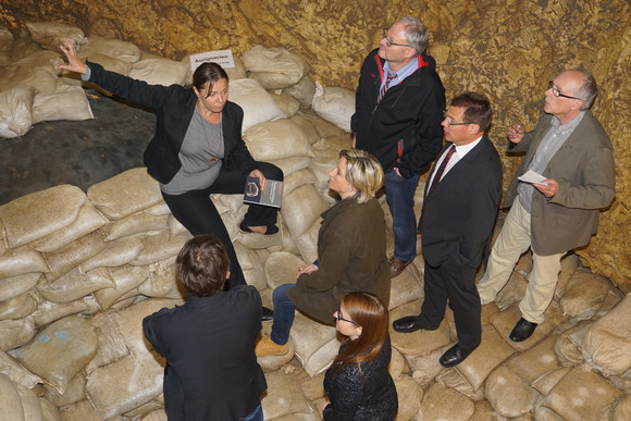Denkmalpflege Ministerin besucht UNESCO-Welterbestätte Besuch Hohle Fels im Achtal im Rahmen des Besuchs der Höhlen und Eiszeitkunst auf der Schwäbischen Alb am 8. August 2017