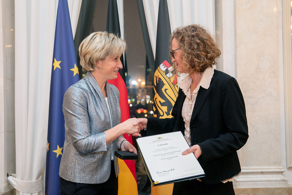 Ministerin Hoffmeister-Kraut gratuliert Prof. Dr. med. Felicia M. Rosenthal (Bild: Uli Regenscheit)