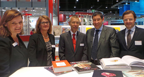 Ministerialdirektor Rolf Schumacher besuchte bei seinem Messerundgang unter anderem den Stand der Matthaes Verlag GmbH, Stuttgart.