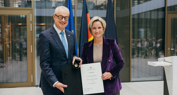 Dr. Harald Marquardt (links) und Wirtschaftsministerin Dr. Nicole Hoffmeister-Kraut (rechts) bei der Überreichung der Wirtschaftsmedaille des Landes Baden-Württemberg.