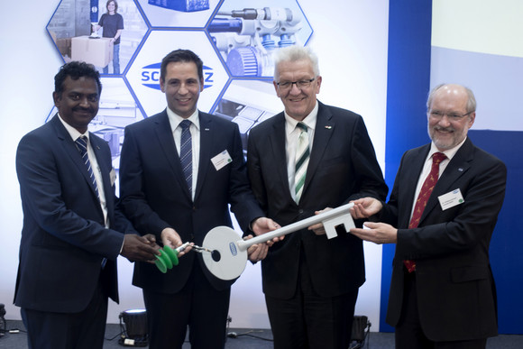 Delegationsreise Ministerpräsident Kretschmann besucht Indien Ministerpräsident Winfried Kretschmann beim Besuch der Firma Schmalz India Pvt. Ltd. und der Eröffnung der neuen Produktionshalle in Pune