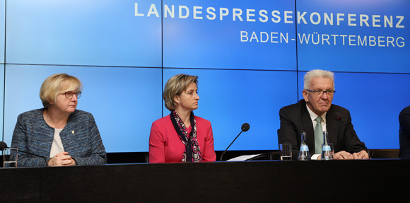 Pressekonferenz Künstliche Intelligenz und Forstreform v.l.n.r.: Wissenschaftsministerin Theresia Bauer, Wirtschaftsministerin Nicole Hoffmeister-Kraut und Ministerpräsident Winfried Kretschmann (Bild: Staatsministerium Baden-Württemberg)