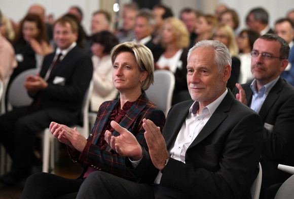 Wirtschaftsministerin Nicole Hoffmeister-Kraut (l.) beim Betriebs- und Personalräteempfang (Bild: © Sascha Baumann/all4foto)