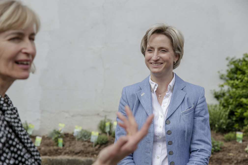 Wirtschaftsministerin Dr. Nicole Hoffmeister-Kraut besucht im Rahmen ihrer Arbeitsmarktpolitischen Reise das Landhotel Hirsch in Tübingen.