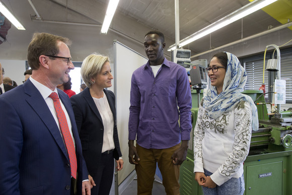 Wirtschaftsministerin Hoffmeister-Kraut informierte sich beim Automobilzulieferer Mahle über die Ausbildungssituation von Flüchtlingen. „Nachhaltige Integration in Beschäftigung erreichen wir vor allem durch Ausbildung", ist die Wirtschaftsministerin überzeugt.