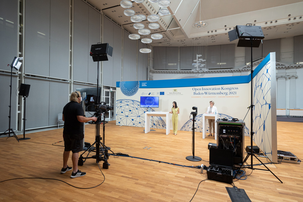 Kameramann filmt die Online-Veranstaltung: Open Innovation 2021 im Haus der Wirtschaft