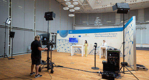 Kameramann filmt die Online-Veranstaltung: Open Innovation 2021 im Haus der Wirtschaft