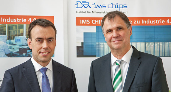 Finanz- und Wirtschaftsminister Dr. Nils Schmid übergab einen Förderbescheid an Prof. Dr.-Ing. Joachim Burghartz, Direktor und Vorsitzender des Vorstands des Instituts für Mikroelektronik Stuttgart (IMS) (Foto: IMS Chips)
