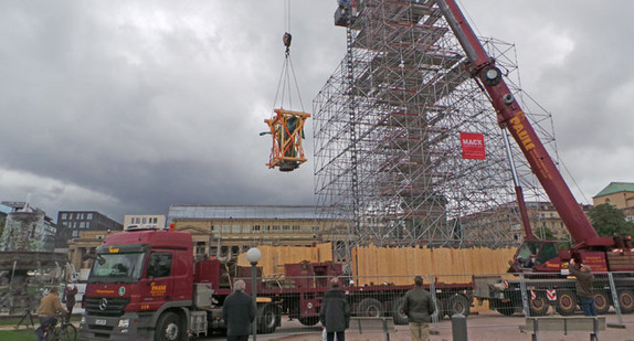 Abnahme der Bronzefigur "Concordia" von der Jubiläumssäule mit einem Autokran