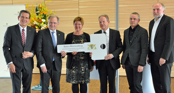 Staatssekretär Peter Hofelich übergab am 1. April 2015 der Dualen Hochschule am Standort Mosbach einen modernen Neubau mit mehr als 1.700 Quadratmeter Seminar- und Laborflächen. 