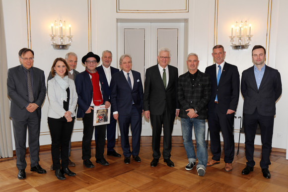 Film Kretschmann empfängt Filmemacher Roland Emmerich v.l.n.r.: Prof. Carl Bergengruen (Geschäftsführer der MFG Medien- und Filmgesellschaft Baden-Württemberg), Staatssekretärin Petra Olschowski, Prof. Thomas Schadt (Direktor der Filmakademie Baden-Württemberg), Prof. Andreas Hykade (Leiter des Animationsin-stituts der Filmakademie Baden-Württemberg), Thomas Lechner (Herstellungsleiter der Filmakademie Baden-Württemberg), Minister a.D. Dr. Christoph Palmer (Geschäftsführer der Produzentenallianz), Ministerpräsident Winfried Kretschmann, Roland Emmerich, Laupheims Oberbürgermeister Rainer Kapellen und Boris Frank (Geschäftsführer des Carl Laemmle Produzentenpreises)