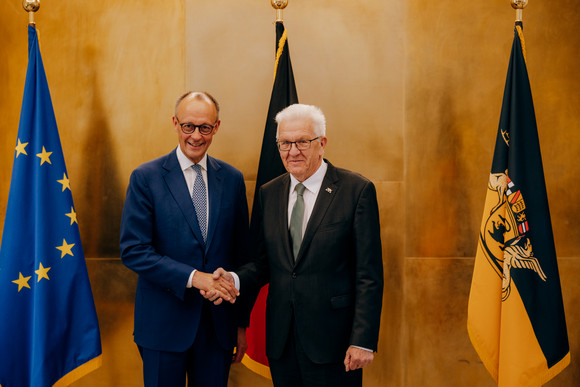Besuch Kretschmann empfängt Bundeskanzler Merz Bundeskanzler Friedrich Merz (links) und Ministerpräsident Winfried Kretschmann (rechts) stehen vor Fahnen und geben sich die Hand.