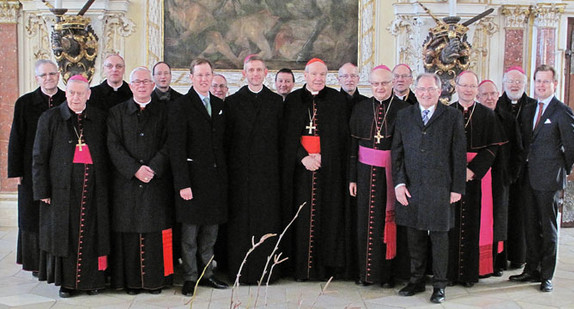 Staatssekretär Peter Hofelich empfing die Teilnehmer der Bischofskonferenz und weitere Ehrengäste am 2. März im Kloster und Schloss Salem (Kaisersaal).