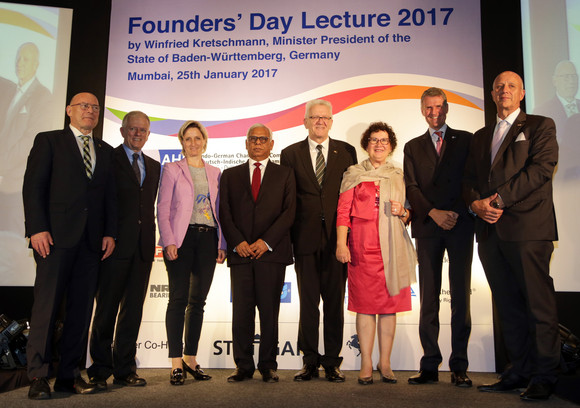 Delegationsreise Ministerpräsident Kretschmann besucht Indien Gruppenbild anlässlich der Gründungsfeier der Indo-German Chamber of Commerce in Mumbai