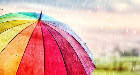 Bunter Regenschirm im Regenschauer