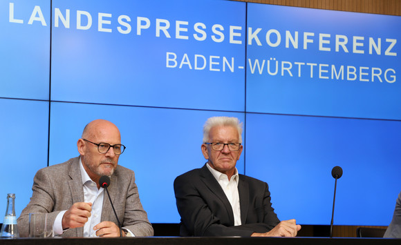 Infrastruktur Mehr Geld für kommunale Verkehrsprojekte Ministerpräsident Winfried Kretschmann (r.) und Verkehrsminister Winfried Hermann (l.) (Bild: Staatsministerium Baden-Württemberg)