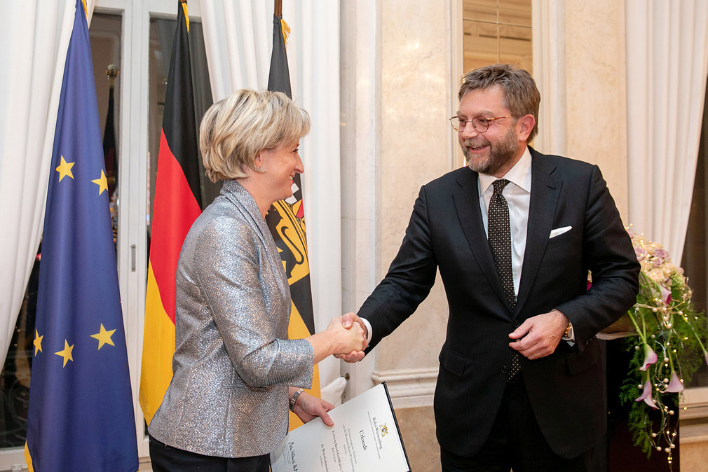 Ministerin Hoffmeister-Kraut gratuliert Hans-Jörg Reisch (Bild: Uli Regenscheit)